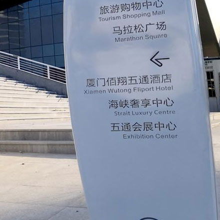 如何通過社交媒體網(wǎng)站設(shè)計(jì)吸引更多的用戶和互動(dòng)？